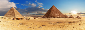 的金字塔哈夫拉和的金字塔门考雷与小金字塔吉萨复杂的全景埃及的金字塔哈夫拉和的金字塔门考雷与小金字塔吉萨复杂的全景埃及