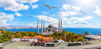 苏丹埃米的蓝色的清真寺和的横跨博斯普鲁斯海峡直的背景伊斯坦布尔全景苏丹埃米的蓝色的清真寺和的横跨博斯普鲁斯海峡直的背景伊斯坦布尔全景