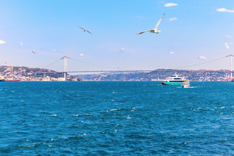 的横跨博斯普鲁斯海峡视图的桥和的奥塔奎清真寺伊斯坦布尔的横跨博斯普鲁斯海峡视图的桥和的奥塔奎清真寺伊斯坦布尔
