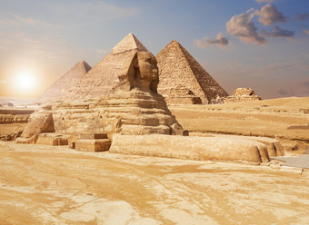 著名的吉萨斯芬克斯和的金字塔的背景埃及沙漠著名的吉萨斯芬克斯和的金字塔的背景埃及沙漠