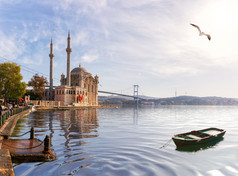 奥塔奎清真寺和的船美丽的视图从的码头伊斯坦布尔
