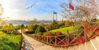 的法蒂赫苏丹mehmet桥美丽的秋天公园全景伊斯坦布尔的法蒂赫苏丹mehmet桥美丽的秋天公园全景伊斯坦布尔