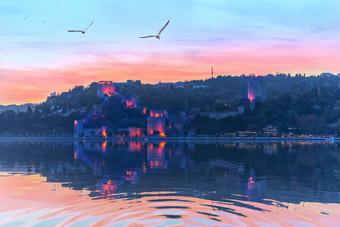 鲁梅利亚语城堡的日落颜色和晚<strong>上灯</strong>伊斯坦布尔鲁梅利亚语城堡的日落颜色和晚<strong>上灯</strong>伊斯坦布尔