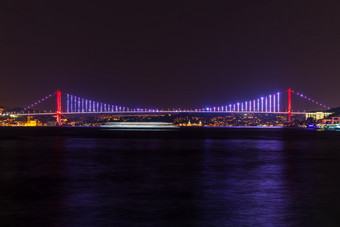 的横跨博斯普鲁斯海峡桥的7月殉教者rsquo桥晚上全景伊斯坦布尔的横跨博斯普鲁斯海峡桥的7月殉教者rsquo桥晚上全景伊斯坦布尔