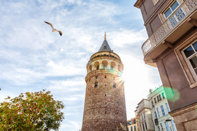 加拉塔塔的秋天太阳伊斯坦布尔火鸡加拉塔塔