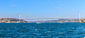 的7月烈士桥和的横跨博斯普鲁斯海峡海全景伊斯坦布尔火鸡的7月烈士桥和的横跨博斯普鲁斯海峡海全景伊斯坦布尔火鸡
