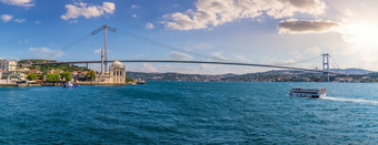 的横跨博斯普鲁斯海峡桥的7月烈士桥全景伊斯坦布尔火鸡的横跨博斯普鲁斯海峡桥的7月烈士桥全景伊斯坦布尔火鸡