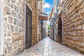 布德瓦老小镇狭窄的欧洲街黑山共和国