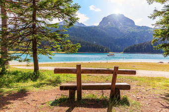 板凳上附近的黑色的湖山Durmitor黑山共和国板凳上附近的黑色的湖山Durmitor黑山共和国