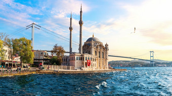 的横跨博斯普鲁斯海峡桥和的奥塔奎清真寺全景伊斯坦布尔的横跨博斯普鲁斯海峡桥和的奥塔奎清真寺全景伊斯坦布尔