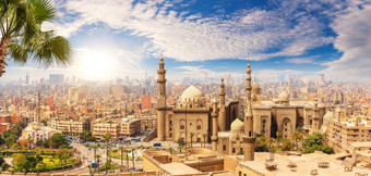 著名的清真寺苏丹哈桑<strong>后面</strong>的棕榈树开罗天际线埃及著名的清真寺苏丹哈桑<strong>后面</strong>的棕榈树开罗天际线埃及