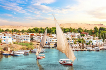 传统的视图阿斯旺的尼罗河和帆船埃及传统的视图阿斯旺的尼罗河和帆船埃及