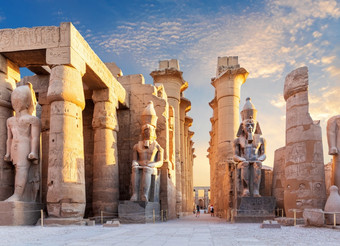 卢克索寺庙院子里和的雕像拉美西斯埃及卢克索寺庙院子里和的雕像拉美西斯埃及