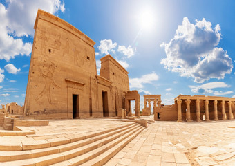 古老的菲莱寺庙伊西斯阿斯旺埃及阳光明媚的全景古老的菲莱寺庙伊西斯阿斯旺埃及阳光明媚的全景