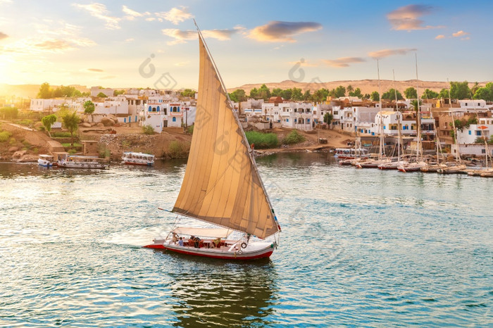 三桅小帆船的尼罗河附近的银行阿斯旺埃及三桅小帆船的尼罗河附近的银行阿斯旺埃及