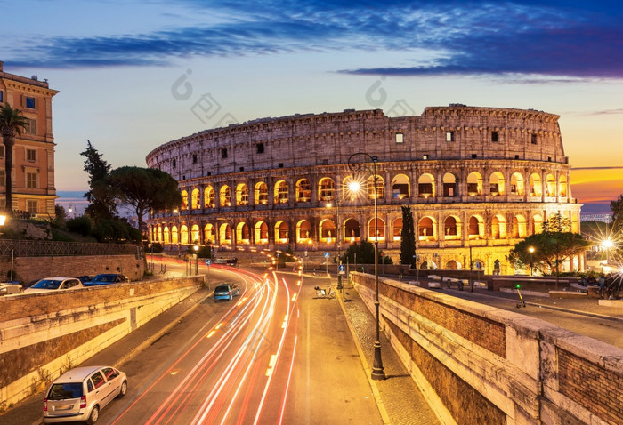 美丽的视图罗马圆形大剧场和路附近的日落罗马意大利美丽的视图罗马圆形大剧场和路附近的日落罗马意大利