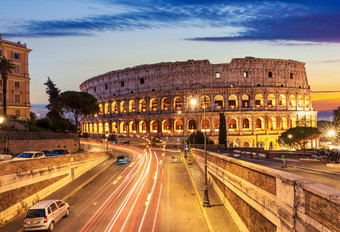 美丽的视图罗马圆形大剧场和路附近的日落罗马意大利美丽的视图罗马圆形大剧场和路附近的日落罗马意大利