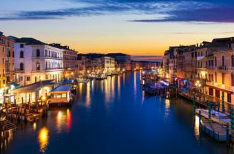 的大运河日出从里亚尔托桥桥威尼斯意大利的大运河日出从里亚尔托桥桥威尼斯意大利