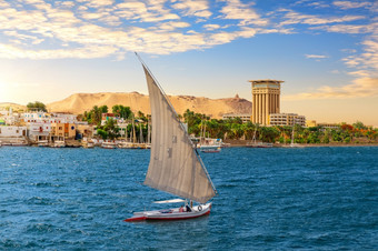 三桅<strong>小帆船</strong>的蓝色的水域尼罗河阿斯旺城市埃及三桅<strong>小帆船</strong>的蓝色的水域尼罗河阿斯旺城市埃及