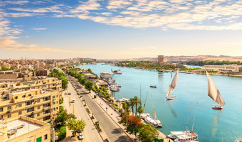 全景阿斯旺和的尼罗河与帆船空中视图埃及全景阿斯旺和的尼罗河与帆船空中视图埃及