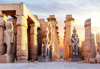 卢克索寺庙著名的具有里程碑意义的埃及第一个桥塔视图卢克索寺庙著名的具有里程碑意义的埃及第一个桥塔视图