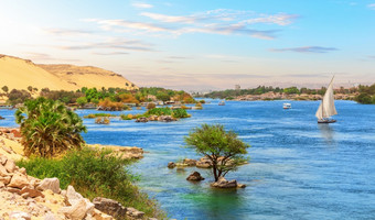 尼罗河河岸附近阿斯旺上埃及美丽的尼罗河河岸附近阿斯旺上埃及