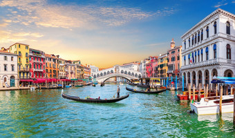 威尼斯大运河视图的里亚尔托桥桥和船夫意大利威尼斯大运河视图的里亚尔托桥桥和船夫意大利
