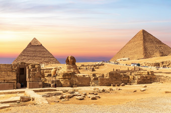 废墟吉萨墓地与的斯芬克斯和的金字塔开罗埃及废墟吉萨墓地与的斯芬克斯和的金字塔开罗埃及