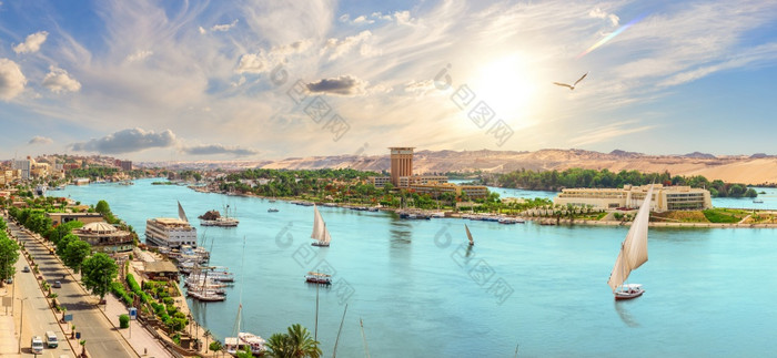 美丽的尼罗河全景和阿斯旺城市与帆船埃及美丽的尼罗河全景和阿斯旺城市与帆船埃及