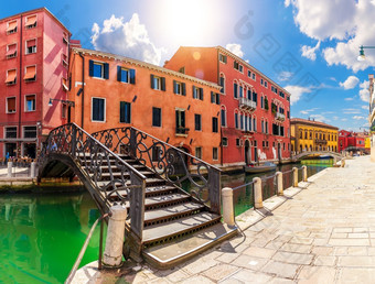 桥梁在大运河和色彩斑斓的房子威尼斯意大利桥梁在大运河和色彩斑斓的房子威尼斯意大利