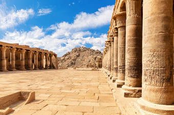 著名的菲莱寺庙柱廊的前院阿斯旺埃及菲莱寺庙柱廊的前院阿斯旺埃及