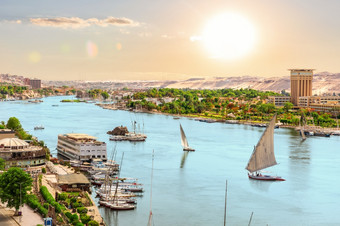 的尼罗河河船和的观点阿斯旺城市埃及的尼罗河河船和的观点阿斯旺城市埃及