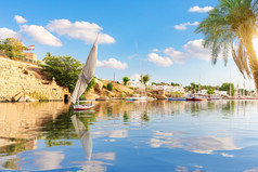 的尼罗河视图帆船和银行阿斯旺埃及