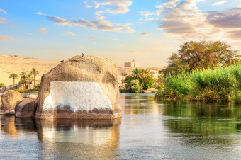 银行的尼罗河附近阿斯旺美丽的自然埃及银行的尼罗河附近阿斯旺美丽的自然埃及