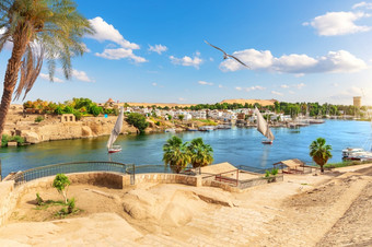 传统的视图<strong>阿斯旺</strong>的尼罗河河和帆船埃及传统的视图<strong>阿斯旺</strong>的尼罗河河和帆船埃及