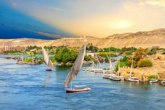 帆船前面的山的尼罗河阿斯旺埃及帆船前面的山的尼罗河阿斯旺埃及
