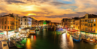 的大运河建筑《暮光之城》视图从里亚尔托桥桥著名的具有里程碑意义的威尼斯意大利的大运河建筑《暮光之城》视图从里亚尔托桥桥著名的具有里程碑意义的威尼斯意大利