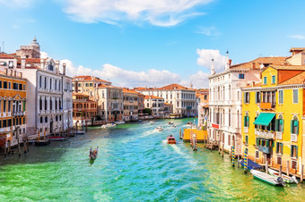 通道威尼斯与豪华的房子贡多拉和船意大利通道威尼斯与豪华的房子贡多拉和船意大利