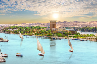 帆船的尼罗河美丽的日落在阿斯旺城市埃及帆船的尼罗河美丽的日落在阿斯旺城市埃及