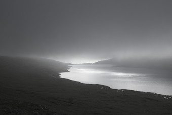 湖sorvagsvatn搜索水湖岛变幻莫测的法罗岛屿覆盖雾和北大西洋海洋的背景