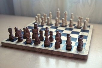 水平特写镜头一边视图摄影图像复古的风格木材料棋盘与国际象棋块集准备好了为战略心游戏黑暗棕色（的）彩色的数据前面