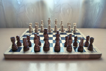 水平特写镜头一边视图摄影图像复古的风格木材料棋盘与国际象棋块集准备好了为战略心游戏黑暗棕色（的）彩色的数据前面