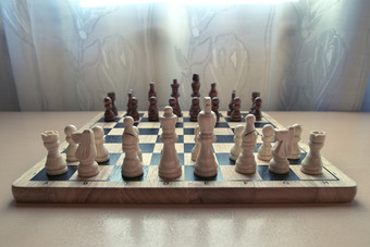 水平低角视图摄影图像复古的风格木材料棋盘与国际象棋块集准备好了为战略心游戏白色彩色的数据前面焦点棋子
