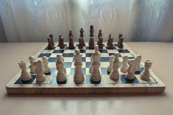 水平低角视图摄影图像复古的风格木材料棋盘与国际象棋块集准备好了为战略心游戏白色彩色的数据前面焦点棋子
