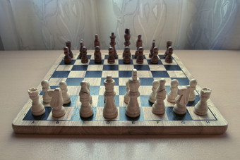 水平低角视图摄影图像复古的风格木材料棋盘与国际象棋块集准备好了为战略心游戏白色彩色的数据前面