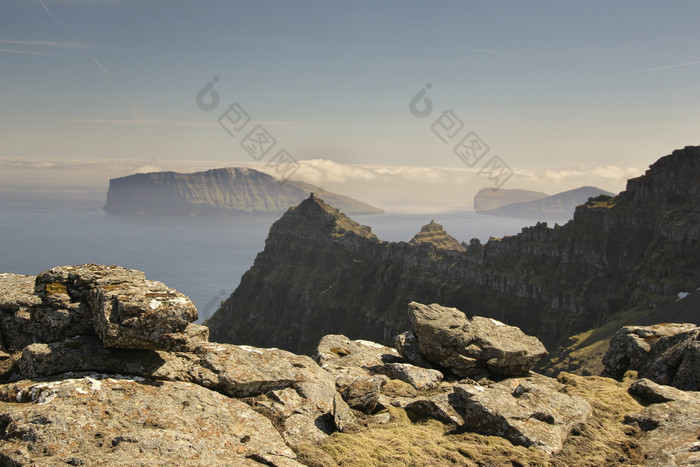 美丽的山风景与的雄伟的狂野谷山山前景和岛屿富格洛伊和斯维诺伊的背景视图从的角恩尼贝格最高海角欧洲的的最北部岛的法罗岛屿