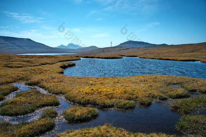 美丽的法罗语地形景观与waterponds前景和千层饼山背景三个风涡轮机生产可再生能源可见岛streymoystromo的法罗岛屿光荣的风景的法罗语明信片主题