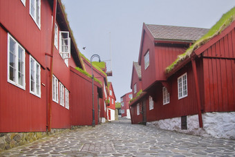 风景如画的历史中心视图与典型的成红色的grass-roofedtimber-walled房子和鹅卵石街tinganes的老小镇托尔斯港 - 维基百科，自由的百科全书的迷人的资本的法罗岛屿岛streym