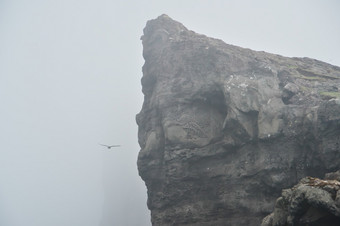 风景优美的垂直图像悬崖覆盖雾附近的湖sorvagsvatn搜索水湖岛变幻莫测的法罗岛屿光荣的风景的法罗语明信片主题