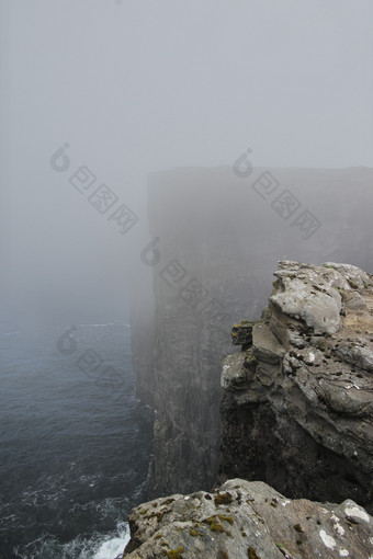 风景优美的图像悬崖和北大西洋海洋覆盖雾附近的湖sorvagsvatn搜索水湖岛变幻莫测的法罗岛屿光荣的风景的法罗语明信片主题